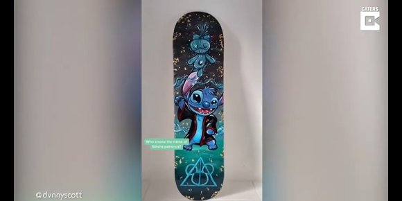 1. Tras el cierre de su centro de tatuajes, este artista se reinventa diseñando cubiertas de monopatines