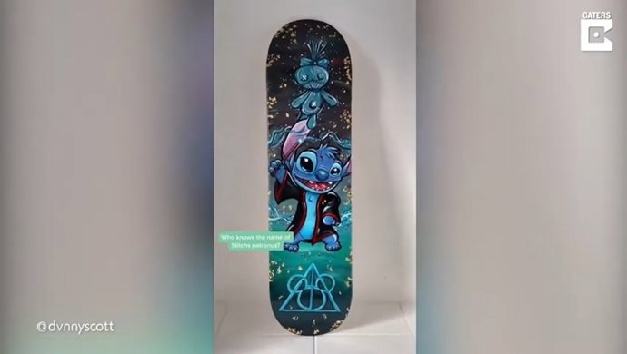 Tras el cierre de su centro de tatuajes, este artista se reinventa diseñando cubiertas de monopatines