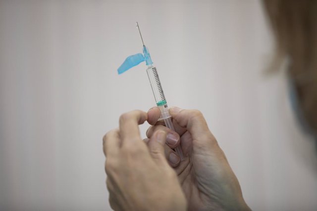 Arxiu - Una sanitària sosté una dosi de la vacuna de Pfizer contra el coronavirus.