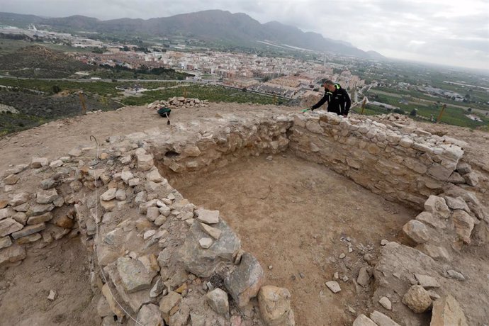 El presidente de la Asociación Patrimonio Santomera, el profesor de Geografía e Historia y arqueólogo, Miguel Pallarés, trabaja en la excavación