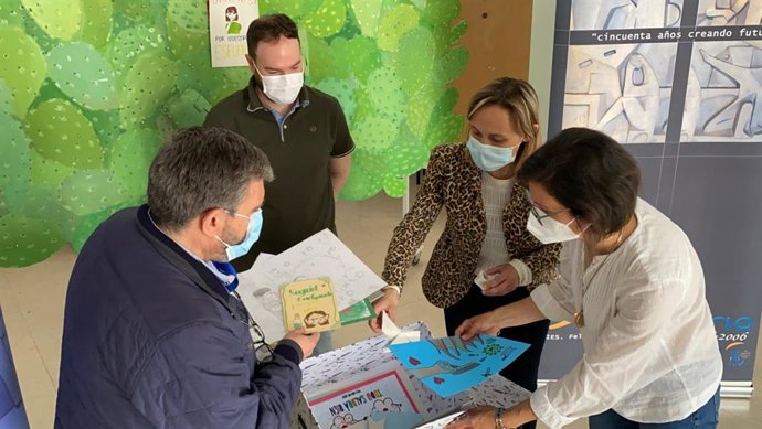 Entrega de los trabajos realizados por alumnos del IES Felipe Solís Villechenous al Hospital Infanta Margarita