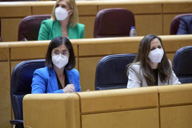 La ministra de Sanidad, Carolina Darias (i), y la ministra de Derchos Sociales y Agenda 2030, Ione Belarra (d), durante una sesión de control al Gobierno en la Cámara Alta, a 13 de abril de 2021, en Madrid (España). Este martes el Ejecutivo se enfrenta en