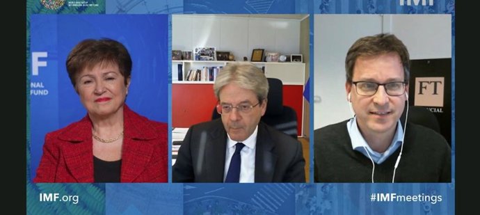 La directora gerente del FMI, Kristalina Georgieva, comparte un acto con el comisario económico de la UE, Paolo Gentiloni (en el centro de la imagen)