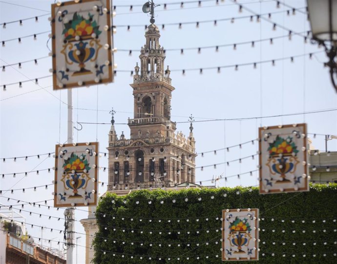 La Giralda de fondo, a través del alumbrado que se está instalando en la Plaza San Francisco de Sevilla de cara a la semana que coincidiría con la celebración de la Feria de Abril