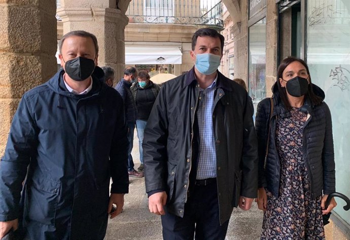 El secretario xeral del PSdeG, Gonzalo Caballero, con el secretario provincial del PSOE en Ourense, Rafael Villarino, y la diputada Carmen Rodríguez Dacosta en Ourense