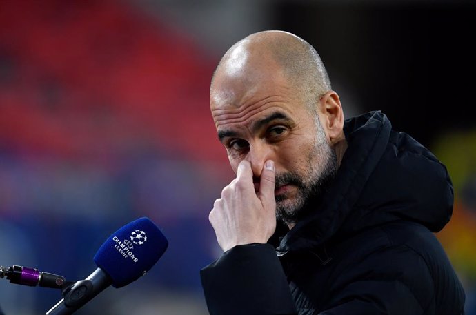 16 March 2021, Hungary, Budapest: Manchester City manager Pep Guardiola goves an interview before the start of the UEFA ChampionsLeague round of 16 second leg soccer match between Manchester City and Borussia Moenchengladbach at Puskas Arena. Photo: Mar