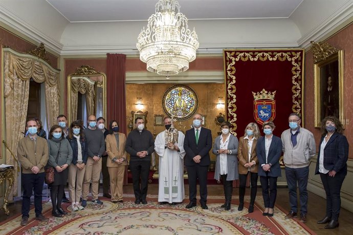 El Ángel de Aralar realiza su tradicional visita al Ayuntamiento de Pamplona.