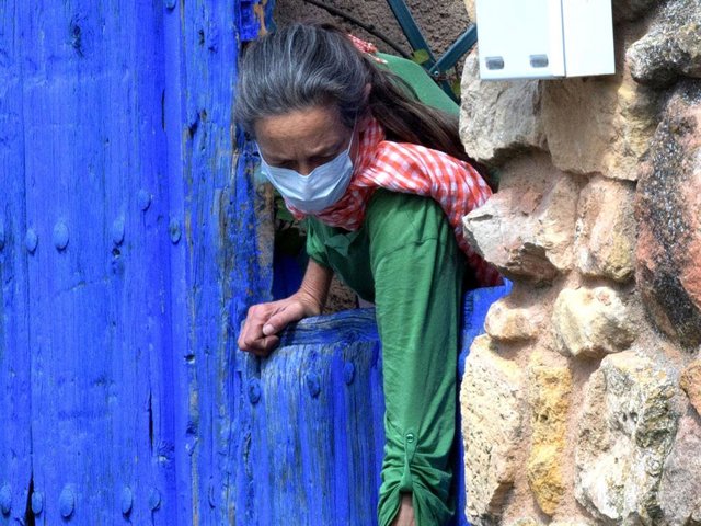 Archivo - Paola Dominguín, con mascarilla, recoge un paquete enviado a la casa de Lucía Bosé tras el fallecimiento de su madre, en Brieva