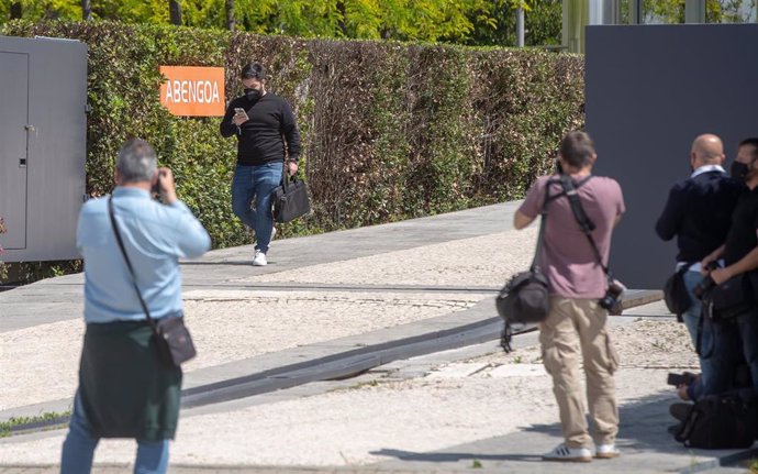 Una persona sale del la sede de Abegoa de Sevilla, donde agentes de la Guardia Civil han realizado un registro 