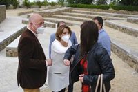 Susana Díaz pide a Juanma Moreno "que no se anime con el dinero de los andaluces" pagando encuestas