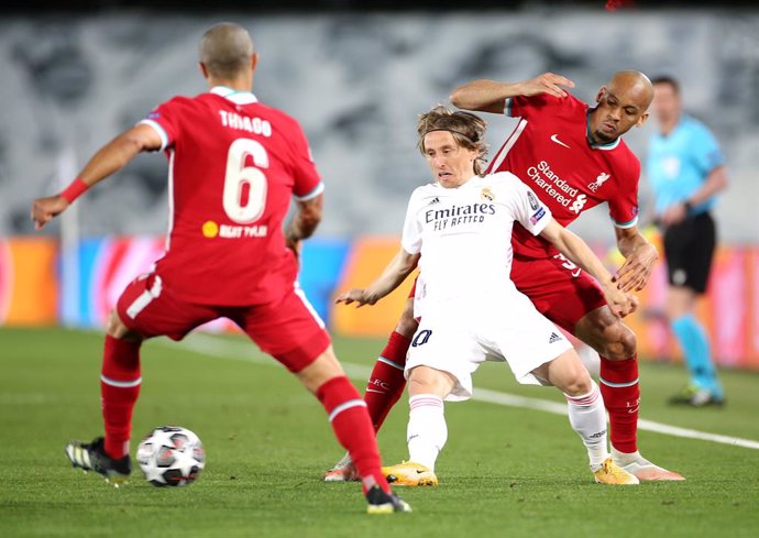 06 April 2021, Spain, Madrid: Real Madrid's Luka Modric battles for the ball with Liverpool's Thiago Alcantara (L) and Fabinho during the UEFA Champions League quarter-final first leg soccer match between Real Madrid and Liverpool at the Alfredo Di Stef