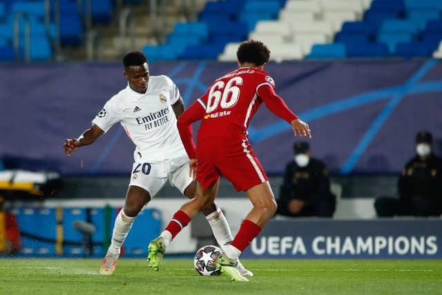 Vinicius Junior intenta desbordar a Alexander-Arnold en el Real Madrid-Liverpool de ida de cuartos de la Liga de Campeones 2020-2021