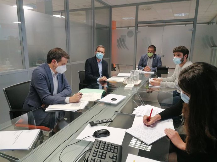 Reunión de la Comisión Técnica de Memoria con el secretario autonómico de Sectores Productivos y Memoria Democrática, Jesús Jurado, y el alcalde de Palma, José Hila, entre otros.