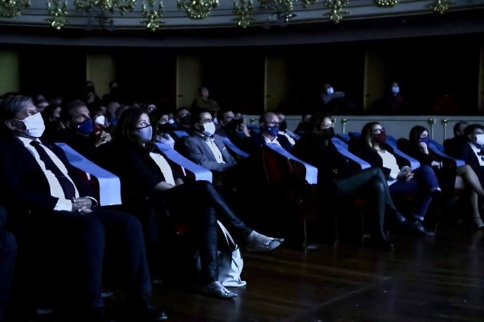 La presidenta del Govern, Francina Armengol, en el Teatre Principal viendo el documental.