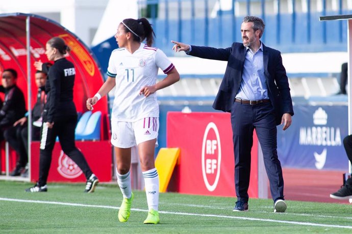 Jorge Vilda dando instrucciones durante el amistoso entre la selección española femenina y México disputado en Marbella