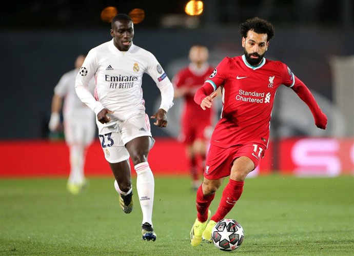 Ferland Mendy persigue a Salah en el Real Madrid-Liverpool de ida de cuartos de la Liga de Campeones 2020-2021
