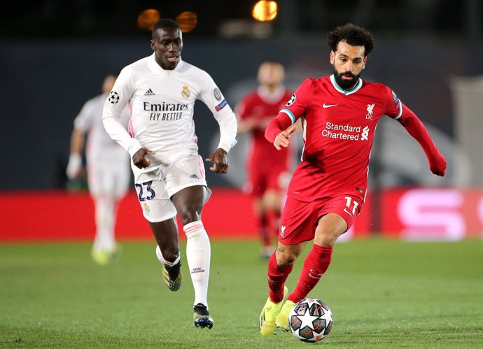 06 April 2021, Spain, Madrid: Liverpool's Mohamed Salah (R) and Real Madrid's Ferland Mendy battle for the ball during the UEFA Champions League quarter-final first leg soccer match between Real Madrid and Liverpool at the Alfredo Di Stefano Stadium. Ph