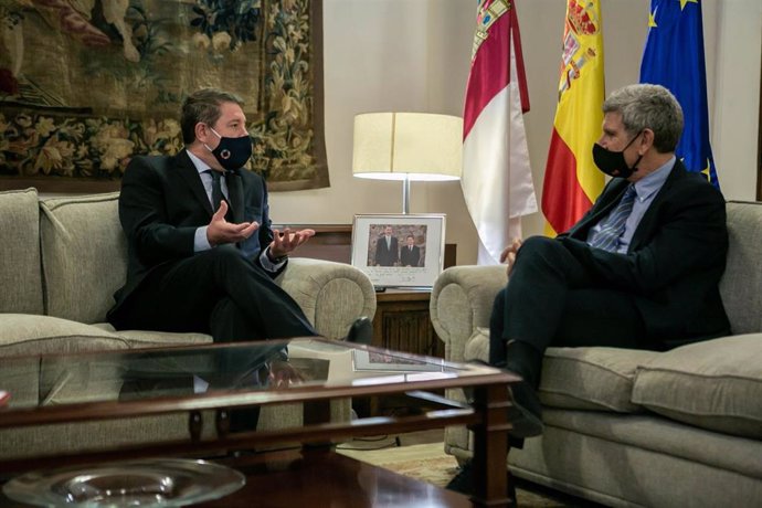 El presidente de Castilla-La Mancha, Emiliano García-Page, se reúne en el Palacio de Fuensalida en Toledo, con el presidente de la corporación de RTVE, José Manuel Pérez Tornero.