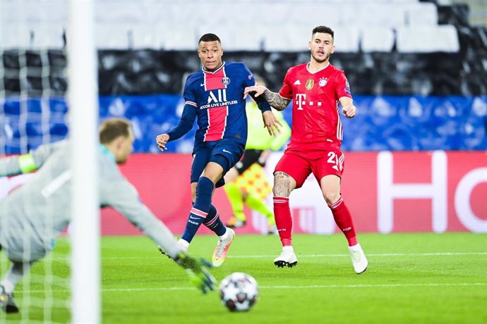 Kylian Mbappe tira a portería ante Lucas Hernández en el PSG-Bayern