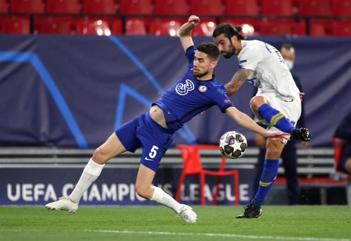 Jorginho se cruza en un disparo de Corona en el Chelsea-Oporto de vuelta de los cuartos de la Liga de Campeones 2020-2021