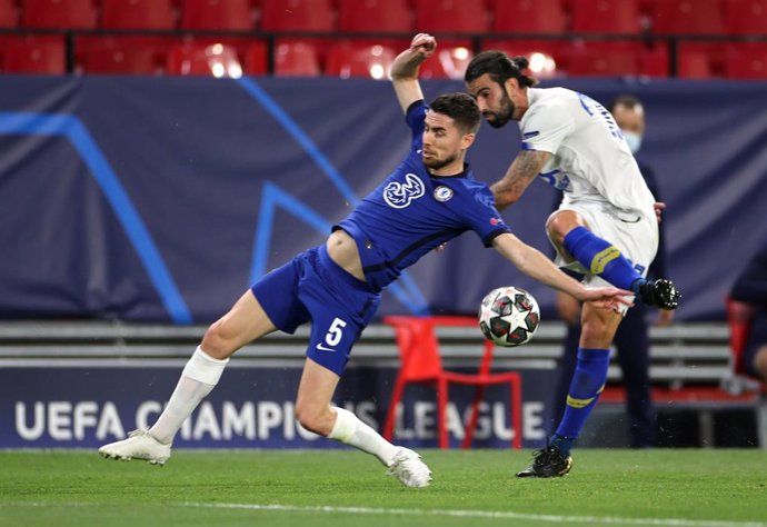 13 April 2021, Spain, Sevilla: Chelsea's Jorginho (L) and FC Porto's Miguel Sergio Oliveira battle for the ball during the UEFA Champions League quarter-finals second-leg soccer match between Chelsea and FC Porto at the Ramon Sanchez-Pizjuan Stadium. Ph