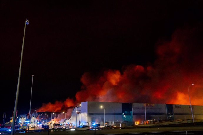 Archivo - Incendio en tres naves industriales de Seseña