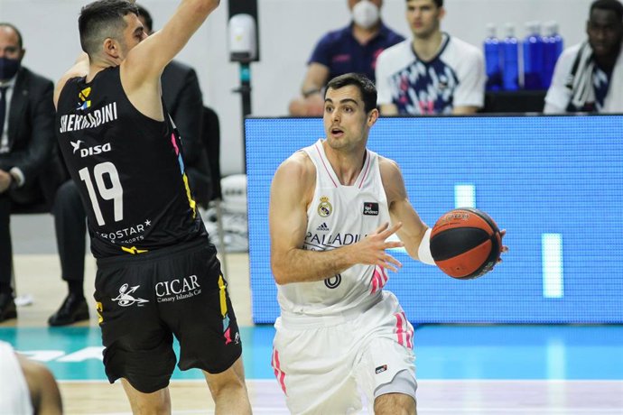 Alberto Abalde intenta penetrar ante Shermadini en el Real Madrid-Lenovo Tenerife de la Liga Endesa 2020-2021