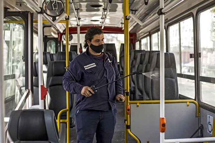 Archivo - Labores de desinfección de un autobús en Buenos Aires, Argentina.
