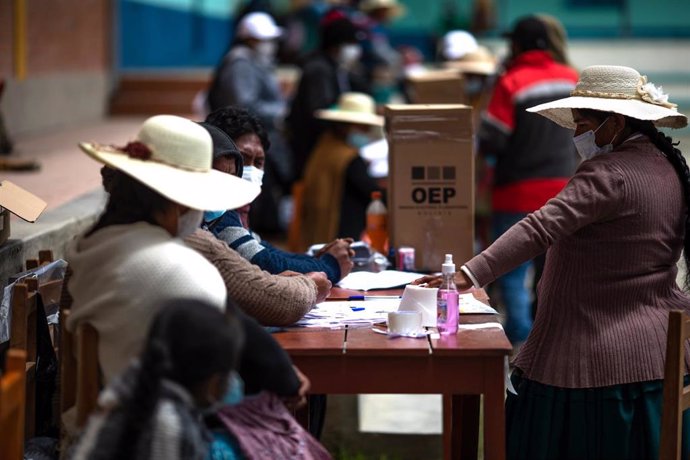 Archivo - Una mujer vota en las elecciones generales de Bolivia.