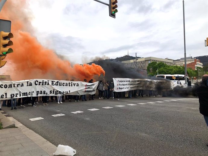 Manifestación del movimiento estudiantil en la avenida Diagonal de Barcelona contra la "crisis educativa" en la universidad pública.