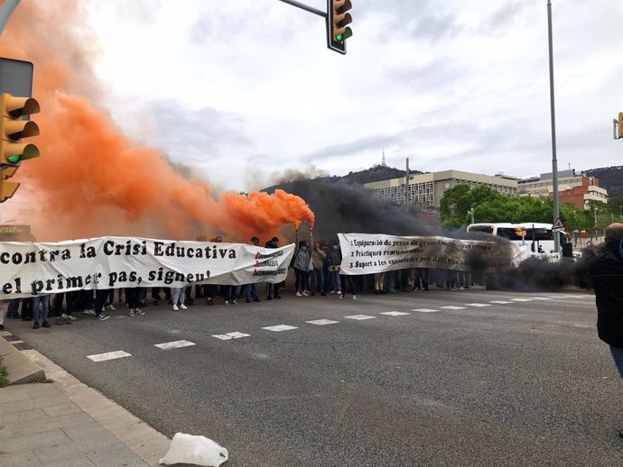 Manifestació del moviment estudiantil en l'avinguda Diagonal de Barcelona contra la "crisi educativa" a la universitat pública.
