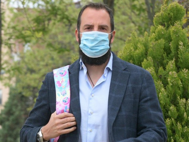 Borja Thyssen, muy serio, acudió a recoger a sus hijos al colegio