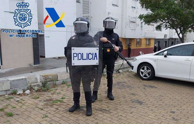 Agentes de la Policía efectúan registros domiciliarios en el Campo de Gibraltar