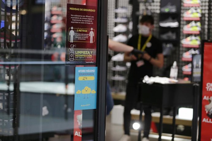 Archivo - Carteles en la entrada a una zapatería en el interior del Centro Comercial El Boulevard en  Vitoria-Gasteiz.