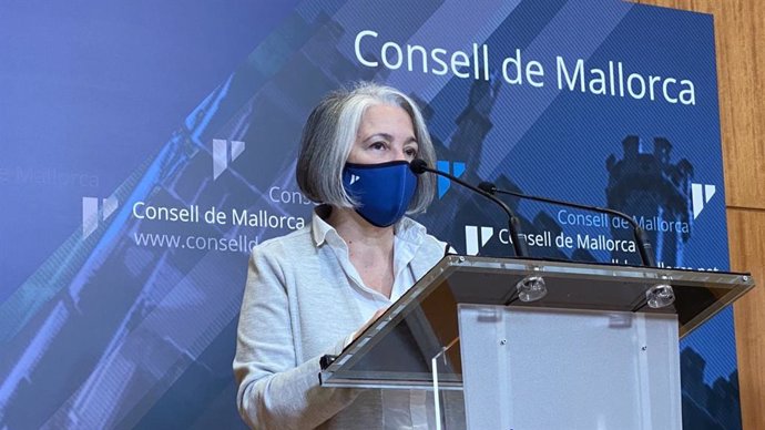 La consellera de Presidencia del Consell de Mallorca, Teresa Suárez, en una rueda de prensa.
