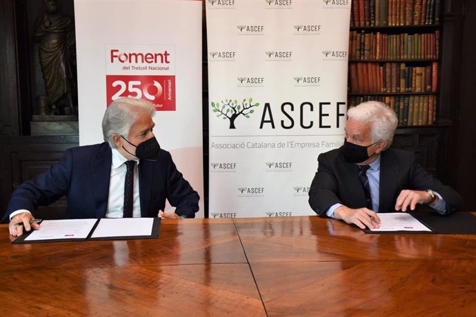 El presidente de Foment del Treball, Josep Sánchez Llibre, y el presidente de la Ascef, Amadeu Jori, durante la firma