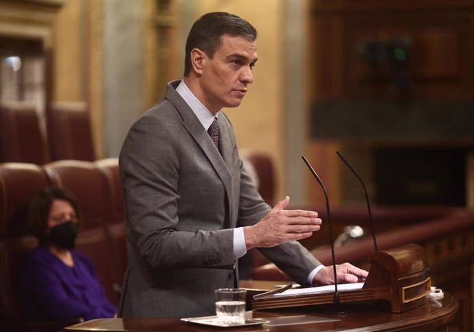 El presidente del Gobierno, Pedro Sánchez, interviene durante una sesión plenaria, a 14 de abril de 2021, en el Congreso de los Diputados, Madrid, (España).