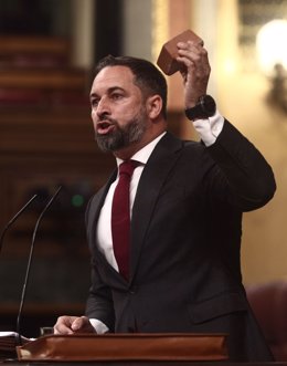 El líder de Vox, Santiago Abascal, interviene con un ladrillo en la mano como signo de protesta por las recientes revueltas en Vallecas.