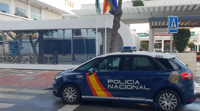 Un coche de la Policía Nacional en Marbella