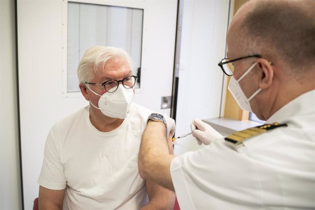 Frank-Walter Steinmeier, presidente de Alemania, recibe la vacuna de AstraZeneca