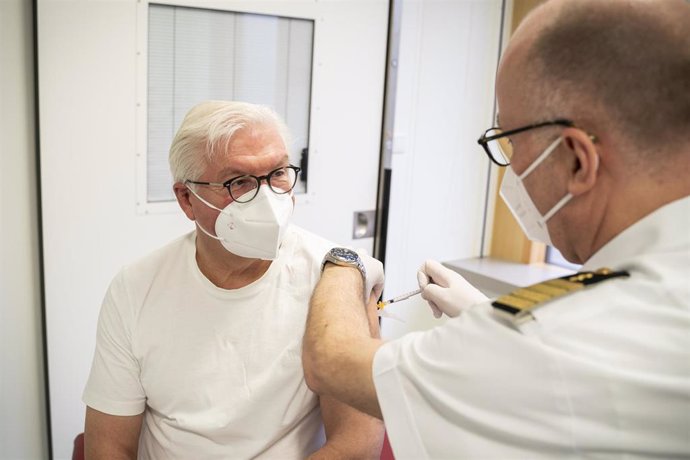 Frank-Walter Steinmeier, presidente de Alemania, recibe la vacuna de AstraZeneca