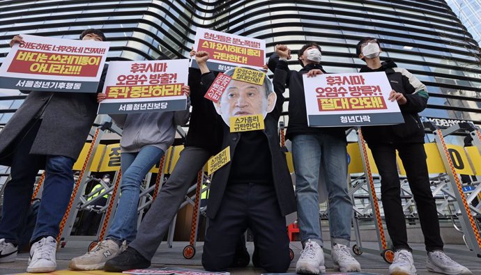 Activistas se manifiestan frente a la Embajada de Japón en Seúl.