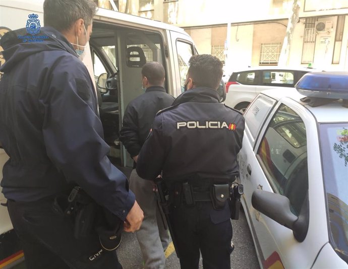La Policía escoltando al detenido por embestir con un coche a una mujer de edad avanzada a la que robó el bolso.