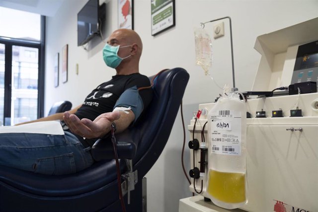 El médico Nacho del Campo donando plasma con anticuerpos