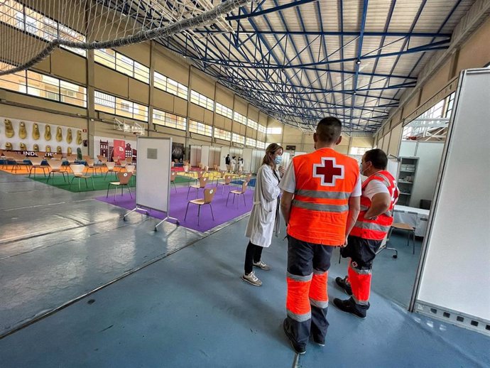 Voluntarios de Cruz Roja en un centro de vacunación