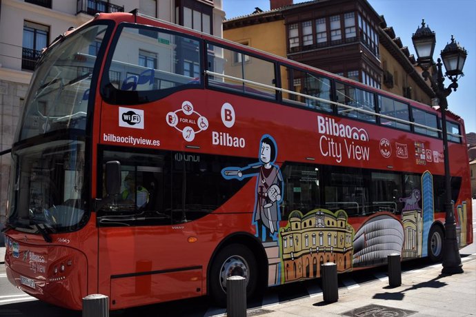 Archivo - Autobús turístico de Bilbao