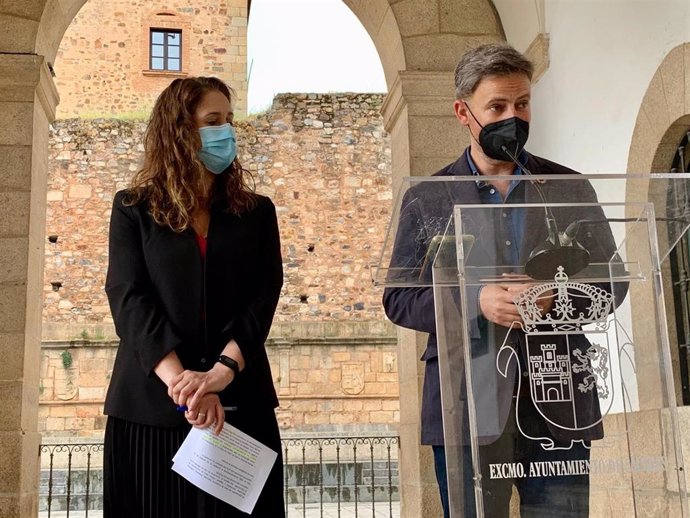 La concejala de Economía, María Ángeles Costa, y el concejal de Turismo, Jorge Villar, en una rueda de prensa para la presentación de los presupuestos de sus respectivas áreas