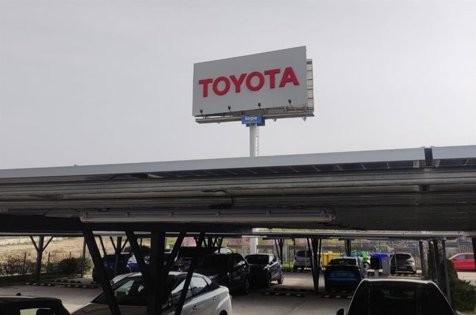 Archivo - Logo de Toyota en su sede en España.
