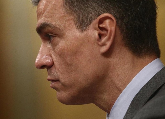 El presidente del Gobierno, Pedro Sánchez, interviene durante una sesión plenaria, a 14 de abril de 2021, en el Congreso de los Diputados, Madrid, (España). 