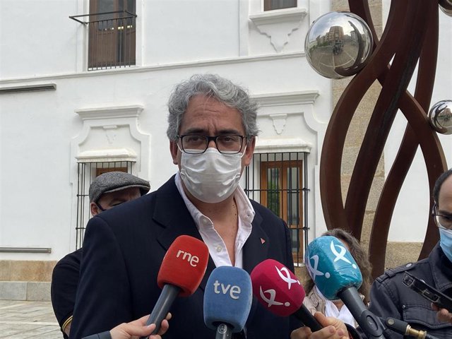 El coordinador regional de IU Extremadura, Joaquín Macías, presenta la candidatura a la reelección